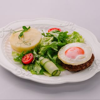 Бифштекс с яйцом и картофельным пюре