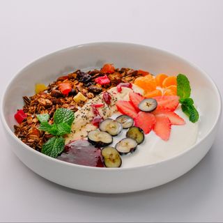 Гранола с фруктами, ягодами и творогом