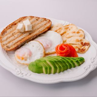 Завтрак с сыром халуми и лососем