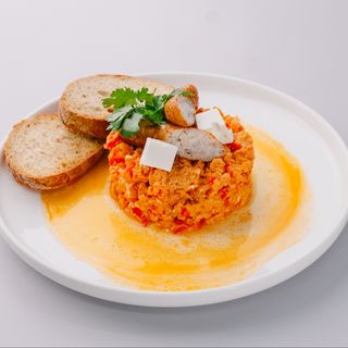 Шакшука-скрэмбл с куриной колбаской