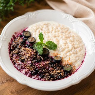 Каша овсяная с черничным вареньем
