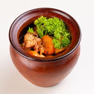 Жаркое из цыпленка в горшочке