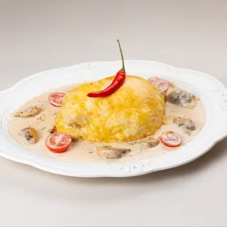Куриный стейк со сливочно-грибным соусом