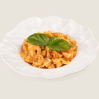 Фарфалле с лососем и креветками