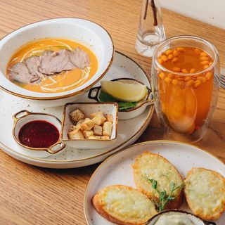 СЕТ №3 Чечевичный суп+чесночные хлебцы напиток на выбор