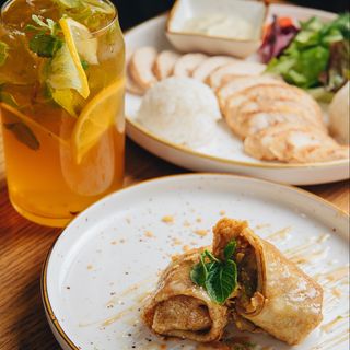 №2 Куриный стейк с соусом+гарнир+ напиток а выбор