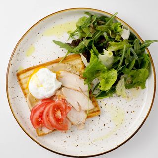 Тост с курицей и яйцом пашот