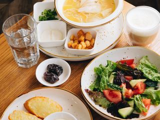 СЕТ №4 Лапша по-домашнему +чесночные хлебцы+свежий салат+напиток на выбор