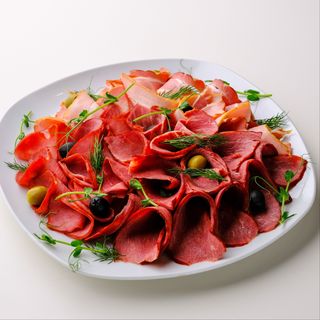 Плато мясных деликатесов