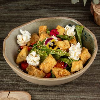 Салат с хрустящими баклажанами под кисло-сладким соусом