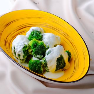 Брокколи под сливочным соусом