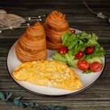 Омлет с круассаном и овощами