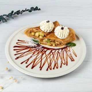 Блин с фруктами и сливочным кремом