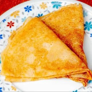 Блины со сметаной и молотой ягодой