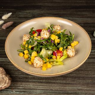 Салат с манго и творожными шариками