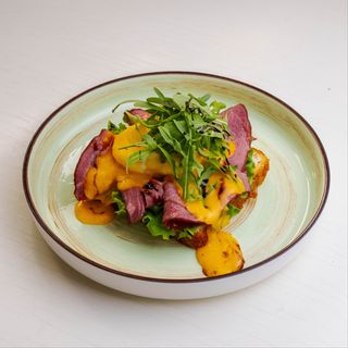 Сочная говядина с яйцом бенедикт