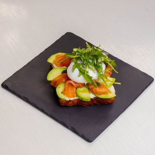 Семга с яйцом пашот на бриоше 