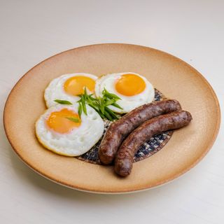 Глазунья с колбасками