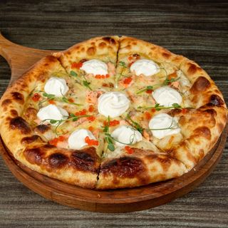 Пицца с лососем