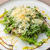 Салат с рукколой и тартаром из томатов
