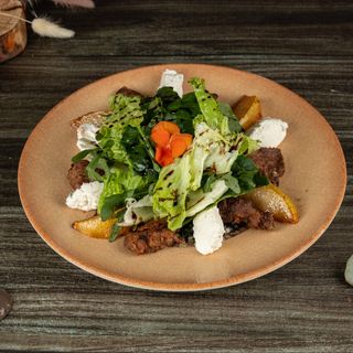 Салат с куриной печенью и карамелизованный грушей