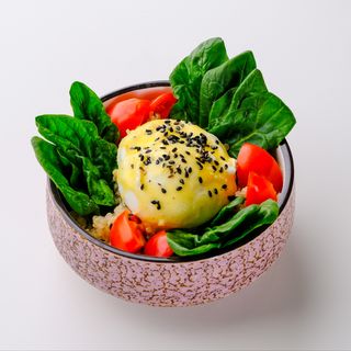 Киноа с яйцом бенедикт