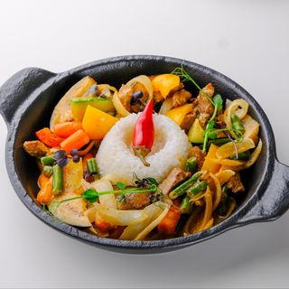 Мясо по-тайски с овощами и рисом