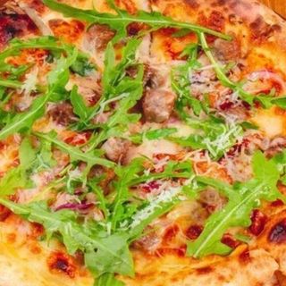 Пицца "С колбасками чевапчичи"