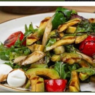 Авокадо с мини моцареллой