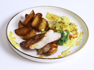 Куриное филе с картофельными дольками 