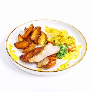 Куриное филе с картофельными дольками 