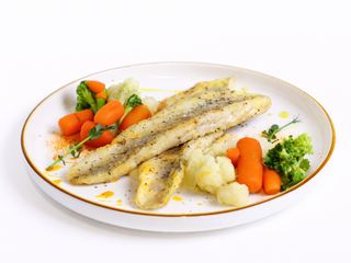 Филе судака с овощами и соусом бешамель