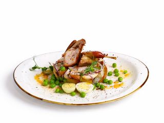 Оливье с копченостями и перепелом