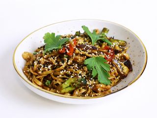 Вок-лапша с курицей в соусе терияки