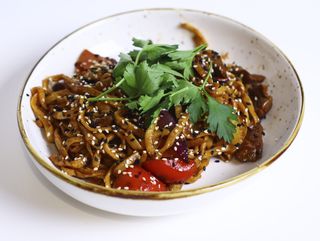 Вок-лапша с говядиной в томатном соусе