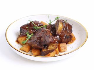 Говяжьи ребра с тыквой и морковью