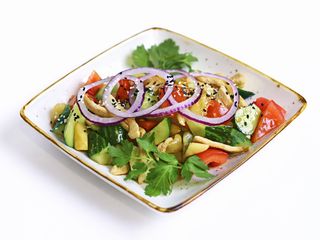 Теплый салат с курицей и овощами в паназиатском стиле