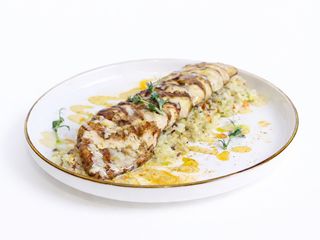 Куриное филе с жареным рисом