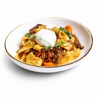 Фреш-паста с кониной и яйцом пашот