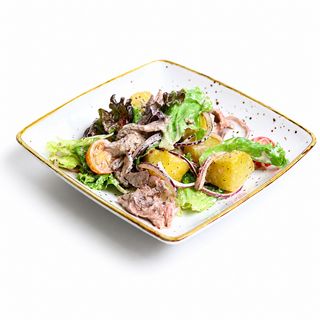 Салат с ростбифом, молодым картофелем и копченой сметаной