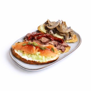 Брускетты с семгой, говядиной и грибами 