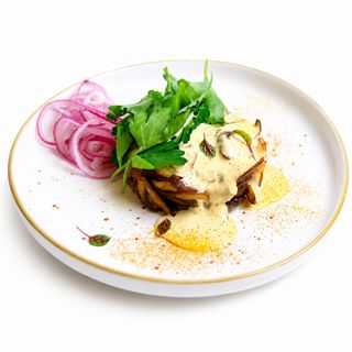 Жареный картофель с говядиной под соусом беарнез
