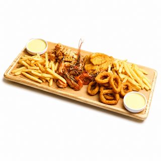 Морской сет с лимонно-чесночным соусом