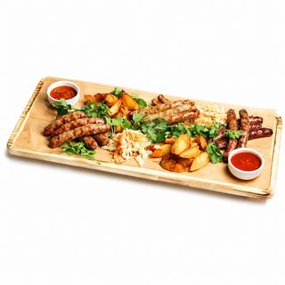 Ассорти колбасок с запеченным картофелем и квашеной капустой