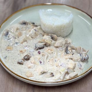 Куринное филе в сливочном соусе с рисом