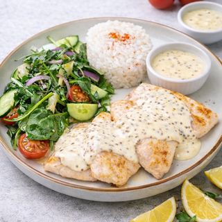 Судак с рисом и микс салатом