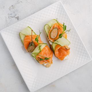 Брускетта с лососем