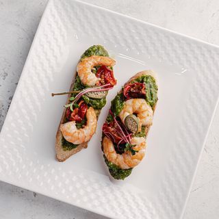 Брускетта с креветками 