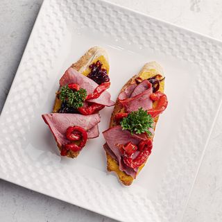 Брускетта с копченой телятиной