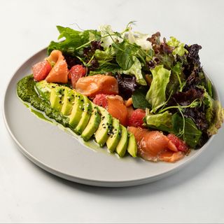 Салат с малосольным лососем и авокадо